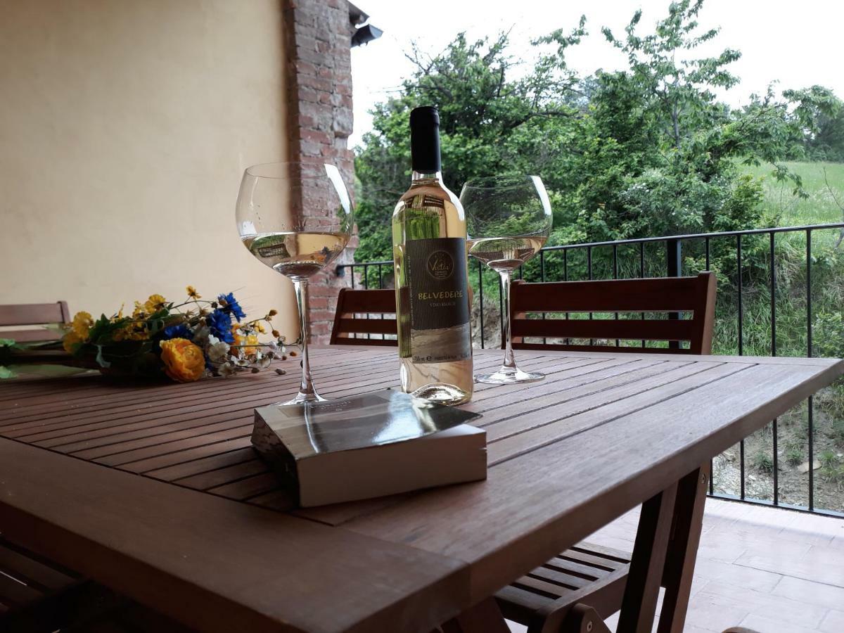 Agriturismo "Veritas" Bed & Wine Casaleggio Boiro Exterior photo